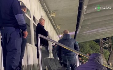 Наско Сираков и Иво Ивков в любопитен разговор на трибуните на стадион Берое