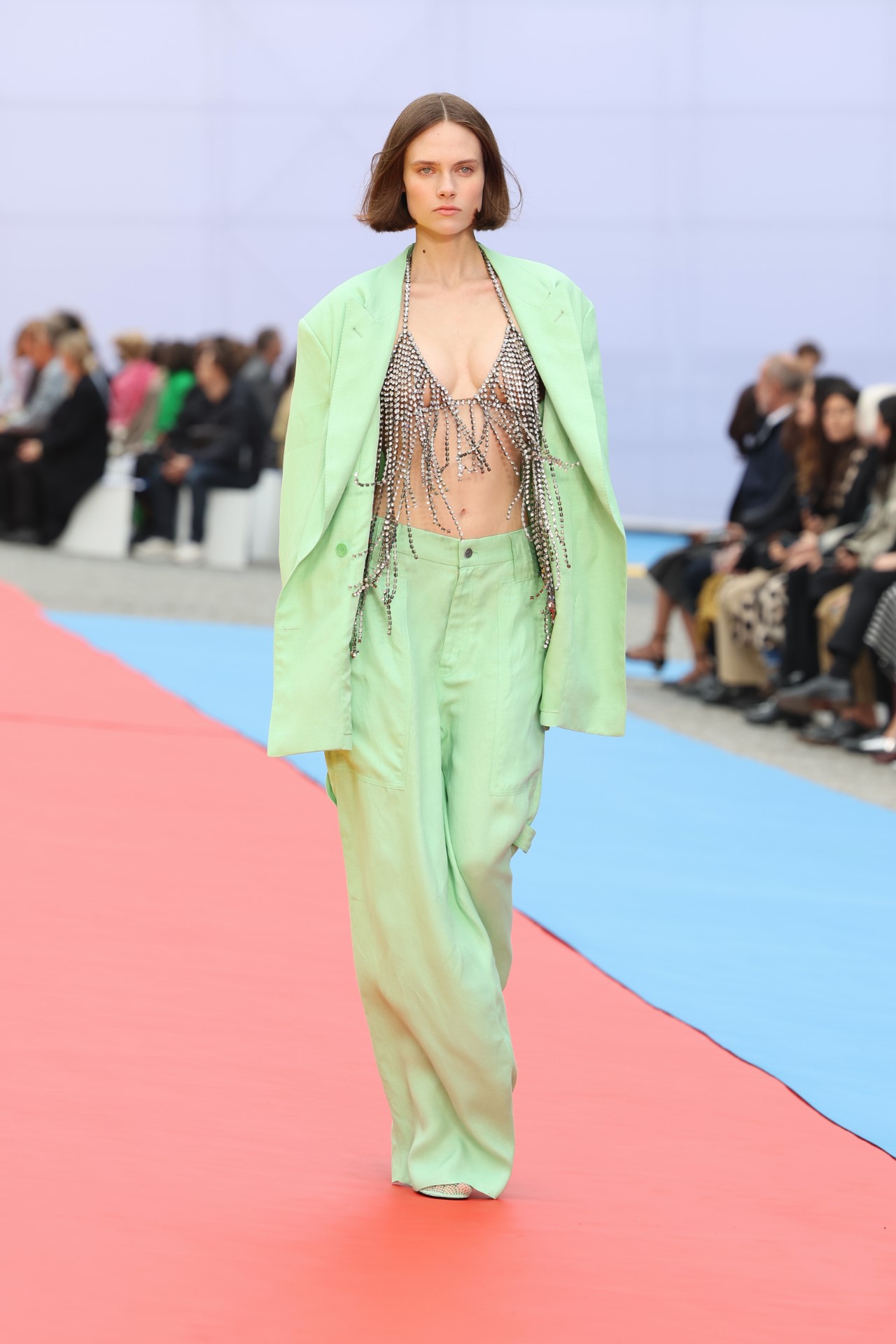 <p>Ревюто на дизайнерката Стела Маккартни на Седмицата на модата в Париж беше колкото панаир на изкуството, толкова и новаторско представяне на пролетната ѝ колекция, изпъстрена с цветни проблясъци. Принос към моделите имаше емблематичният японски съвременен художник Йошитомо Нара.</p>