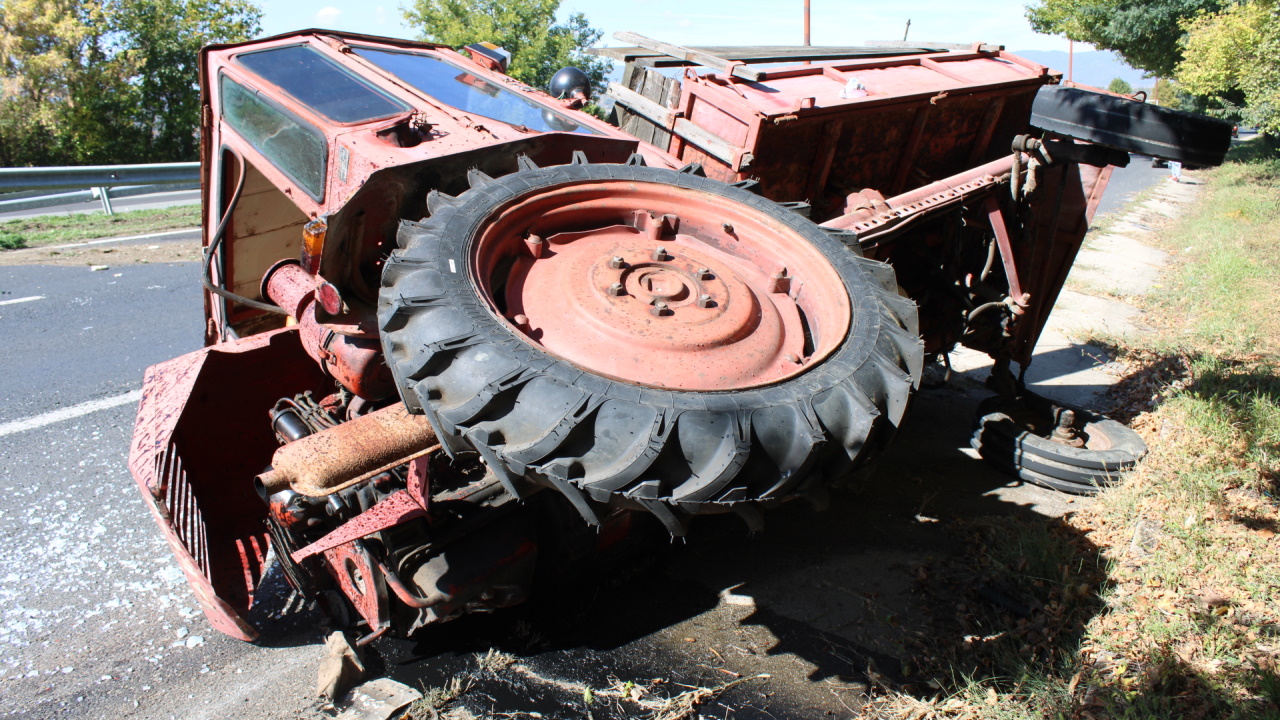 <p>Трактор причини катастрофа на Е-79 на изхода на Благоевград в посока пътен възел Рилци-Бело поле</p>
