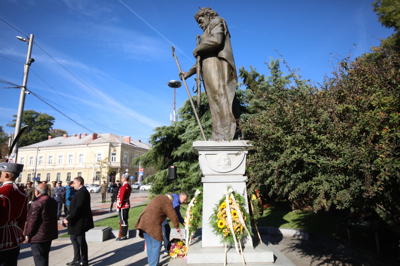 <p>В София бяха отбелязани 1008 години от смъртта на цар Самуил. На официалната церемония, организирана от Фондация &quot;Българска Памет&quot; и Столичната община, участие взе и Гвардейският представителен духов оркестър към Националната гвардейска част. По време на церемонията професор Пламен Митев от Историческия факултет на Софийския университет &quot;Св. Климент Охридски&quot; припомни делото на цар Самуил и допълни, че той е показал умения на лидер и дипломация в разделни времена. В честванията участваха и деца от столичното училище &ldquo;Цар Симеон Велики&ldquo;. Паметникът на цар Самуил в София е открит през 2015 година.</p>