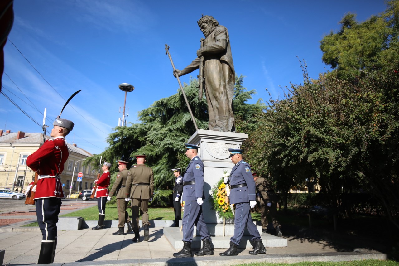 <p>В София бяха отбелязани 1008 години от смъртта на цар Самуил. На официалната церемония, организирана от Фондация &quot;Българска Памет&quot; и Столичната община, участие взе и Гвардейският представителен духов оркестър към Националната гвардейска част. По време на церемонията професор Пламен Митев от Историческия факултет на Софийския университет &quot;Св. Климент Охридски&quot; припомни делото на цар Самуил и допълни, че той е показал умения на лидер и дипломация в разделни времена. В честванията участваха и деца от столичното училище &ldquo;Цар Симеон Велики&ldquo;. Паметникът на цар Самуил в София е открит през 2015 година.</p>