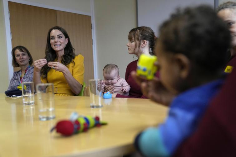 Прегръдки с Кейт Принцесата посети родилното отделение в Кралската окръжна