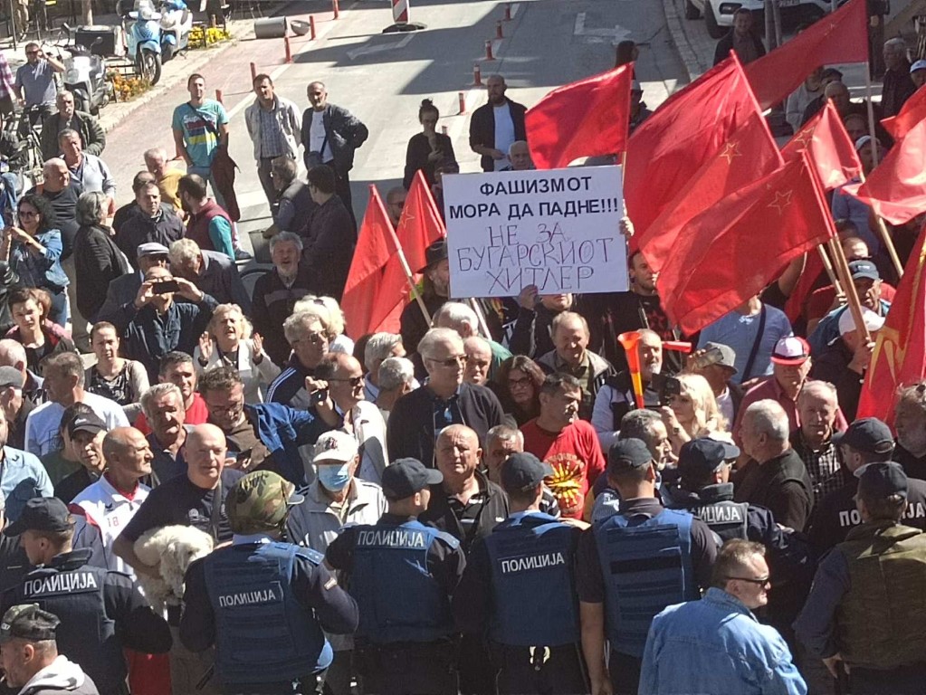 Демонстрацията бе подкрепена от лидерите на ВМРО-ДПМНЕ и проруската "Левица"