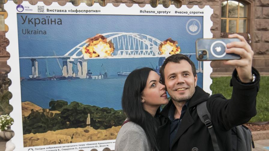 След експлозията на Кримския мост: Карикатури в интернет и селфита в Киев