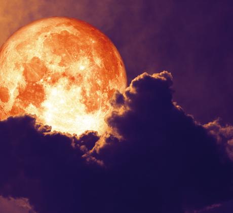 Днес в небето ще изгрее изключително рядка двойна кървава Луна