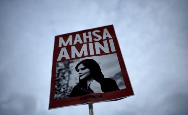 Тя плаща висока цена: Журналистката, която съобщи новината за Махса Амини