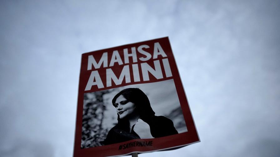 Иран не пусна семейството на Махса Амини да получи присъдената ѝ посмъртно награда
