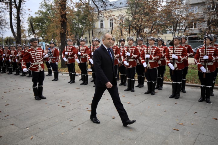 Румен Радев отдаде почит пред Паметника на летеца по повод Празника на авиацията