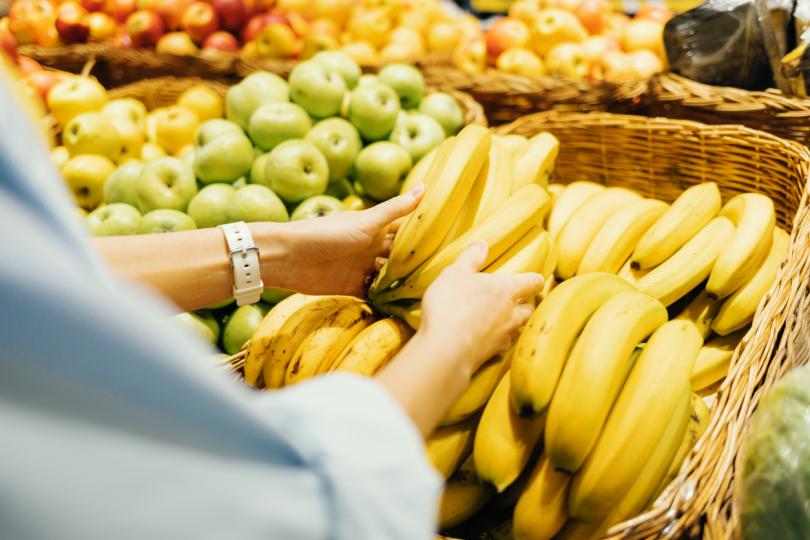 <p><strong>Млечни продукти и банани</strong></p>

<p>Когато комбинирате пресни банани с млечни продукти като мляко, йогурт или сирене, може да се появят някои неразположения, например трудно храносмилане. Това се дължи на съдържанието на танини в бананите, които могат да субстанции в стомаха, което може да доведе до усещане за тежест.</p>