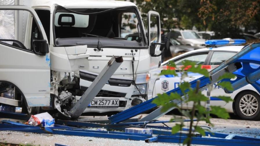 Камион се вряза в спирка в София, загина 19-годишно момиче
