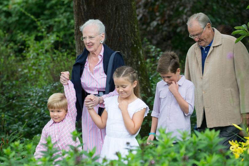 <p>2015 г.: с принца консорт Хенрик и внуците си - принц Винсент, принцеса Изабела и принц Кристиан</p>