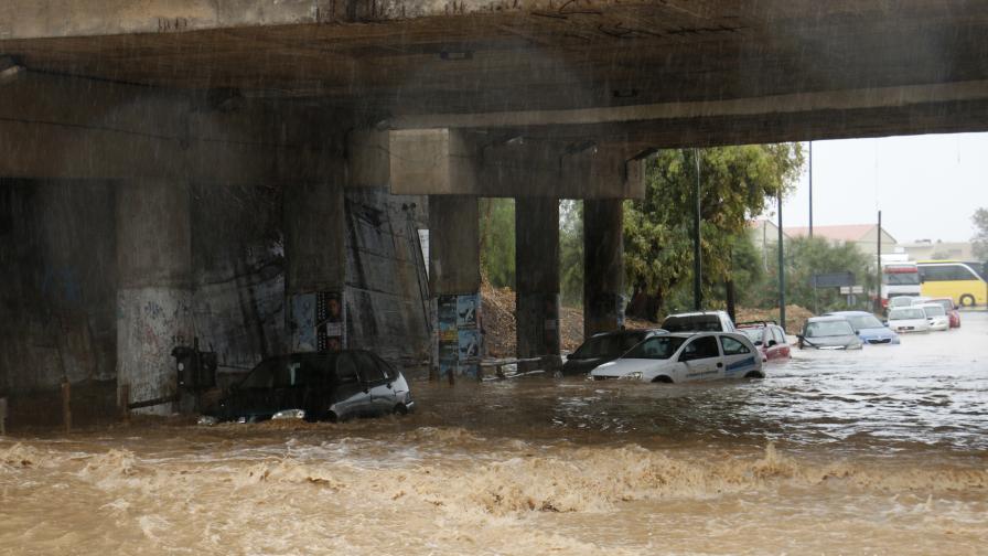 Наводнение на гръцкия остров Крит, един човек е загинал