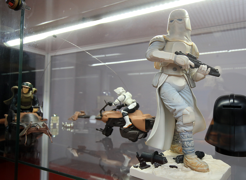 <p>Една от най-големите фен-колекции на реквизити, костюми и редки играчки от сагата &bdquo;Междузвездни войни&ldquo; гостува за първи път в Източна Европа.</p>