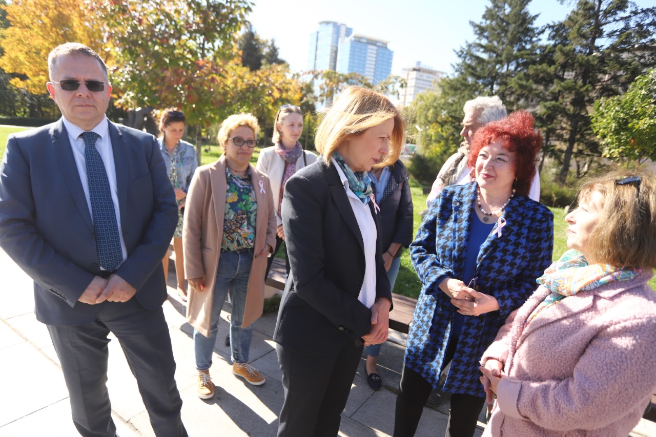 <p>В градинката на НДК бяха пуснати традиционните 1200 розови балона в памет на жените, загубили битката с рака на гърдата. На събитието присъстваха кметът на София Йорданка Фандъкова и Дончо Барбалов</p>