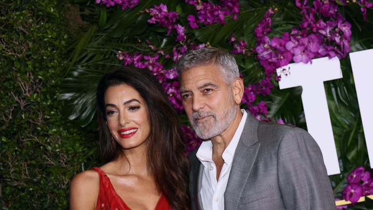 По лилавия килим: Амал и Джордж Клуни на лосанджелиската премиера на „Билет до рая“
