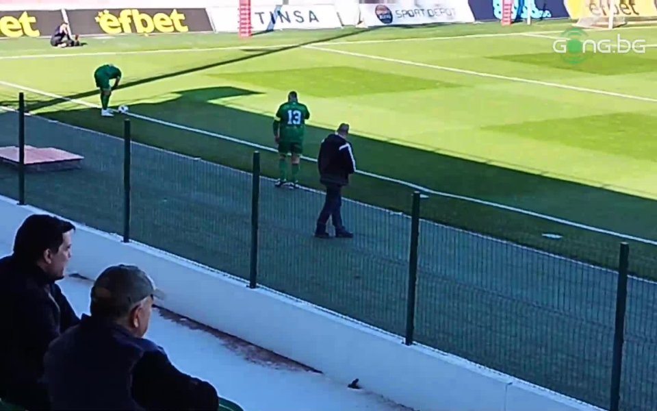 В хода на първото полувреме по време на срещата на