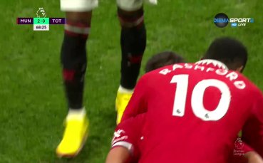 При атака на Манчестър Юнайтед Бруно Фернандеш овладя топката на
