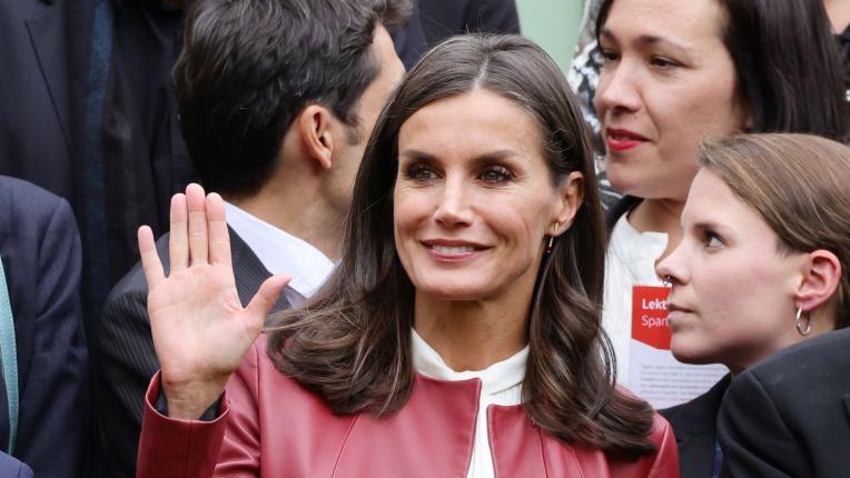  Испанската кралица в червен кожен костюм 