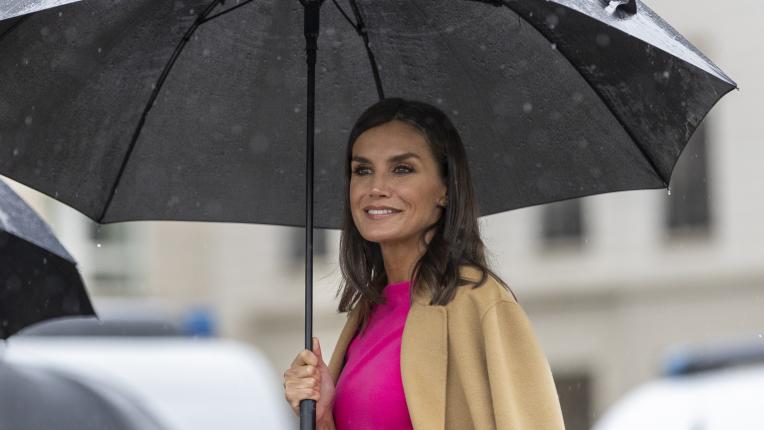 Елегантна в дъжда - кралица Летисия пред Бранденбургската стена