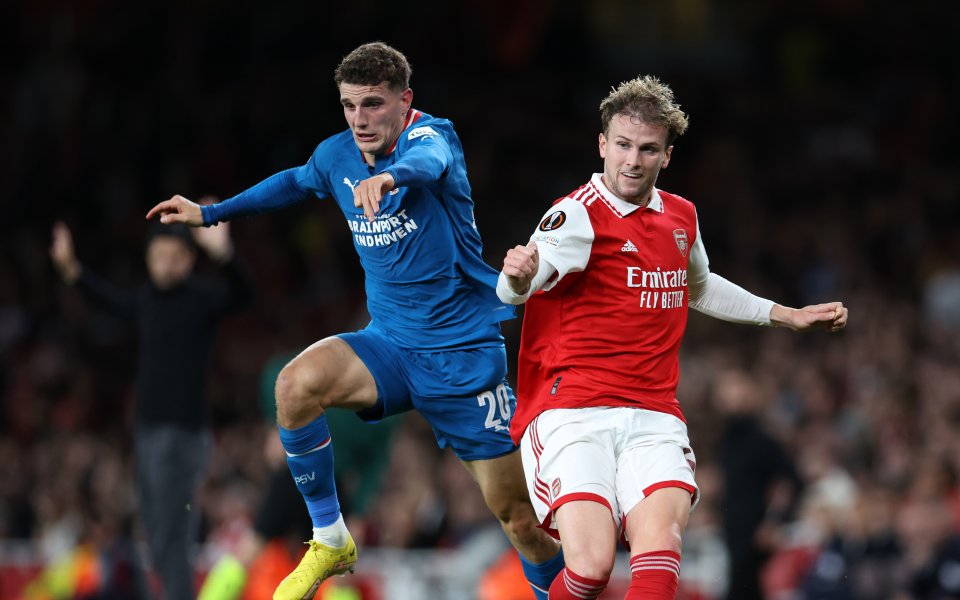 Арсенал и ПСВ Айндховен играят при в отложен двубой от