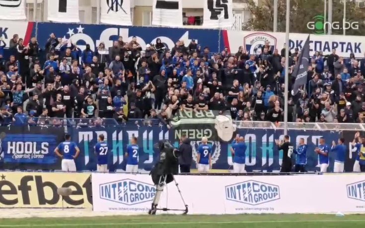 Играчи и фенове на Спартак след равенството във варненското дерби