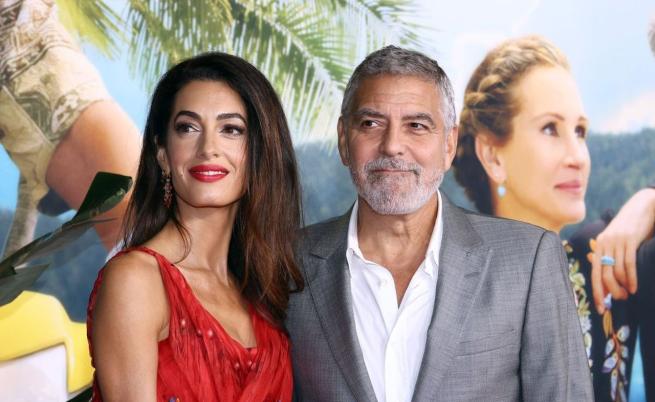 Джордж и Амал Клуни се радват на новия си домашен любимец (СНИМКИ)