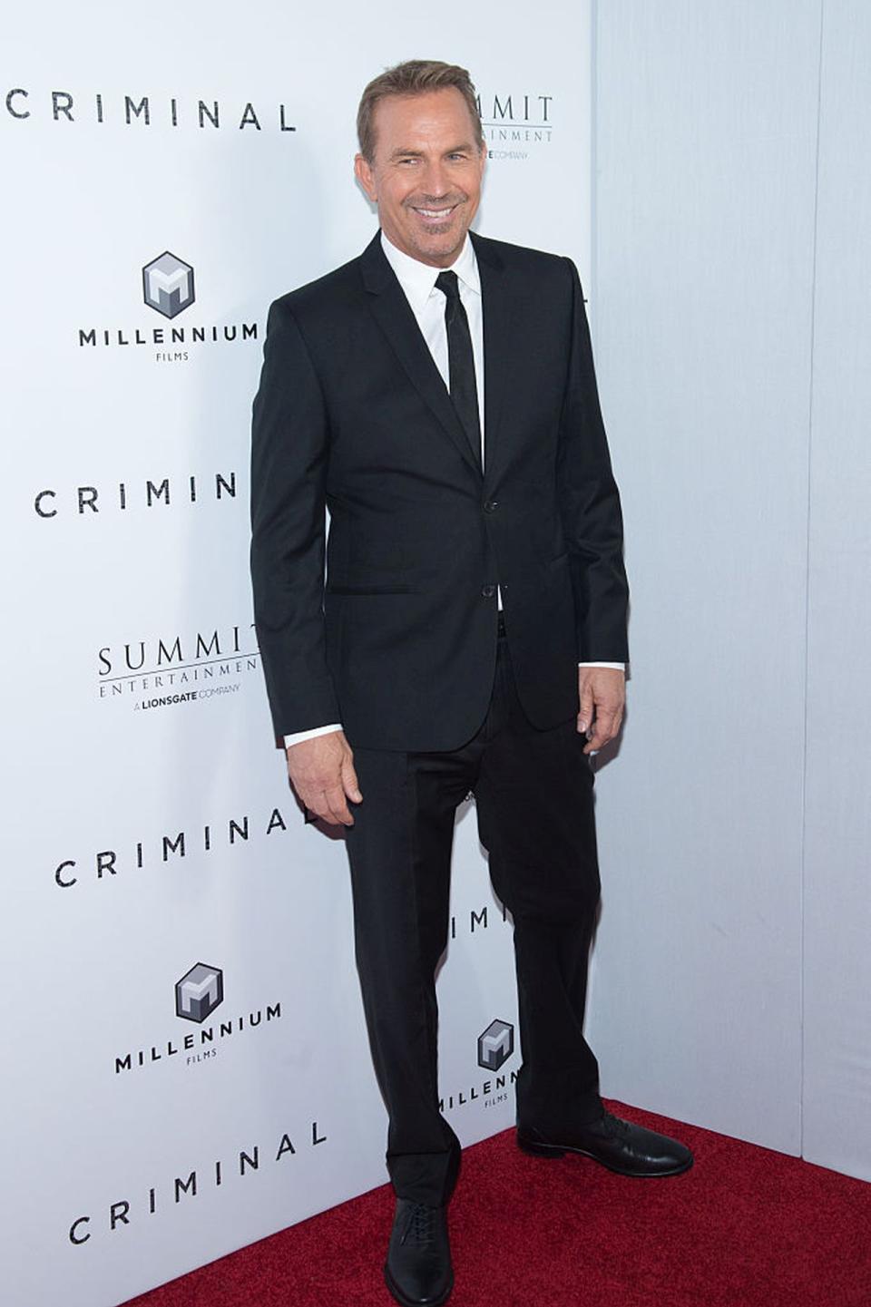  Кевин Костнър, Въпреки че е разгласен за самостоятелен филм, филмът от 1986 година Sizzle Beach е малко повече от софткор порно с присъединяване на Кевин Костнър. Точно по този начин, преди хитовите си филми Костнър стартира кариерата си в порно филм. 