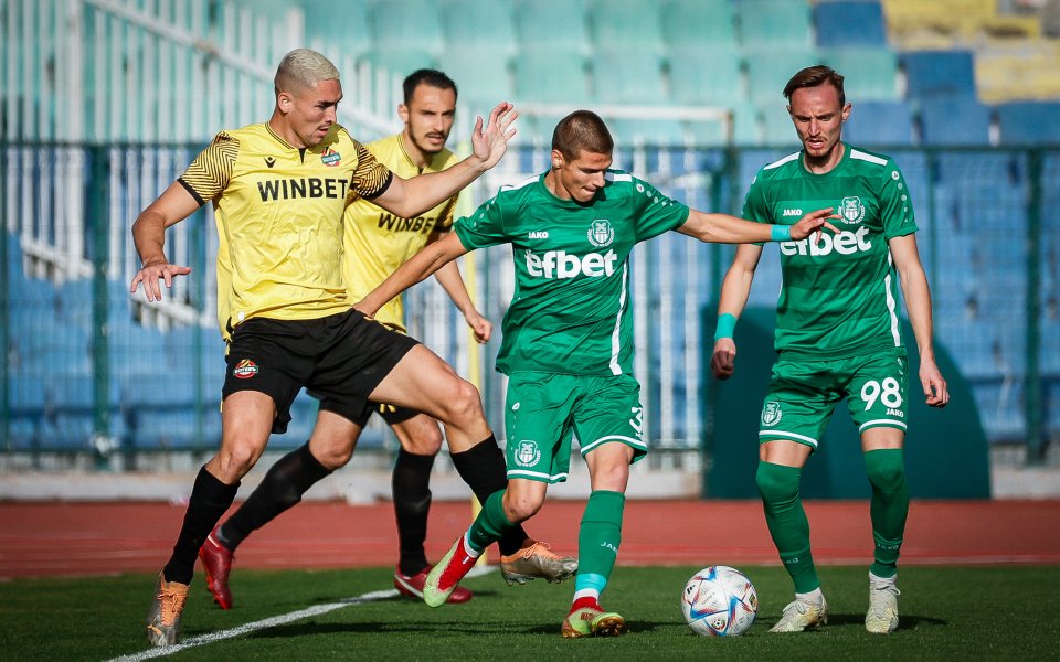 Отборите на Хебър и Ботев Пловдив играят при резултат 0:1 в