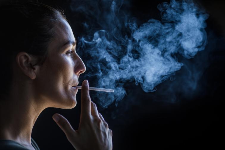 пушене жена цигара тютюн