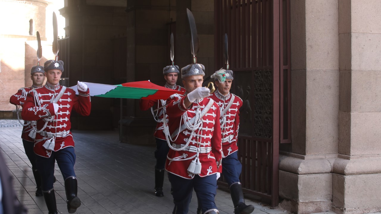 <p>Националното знаме беше издигнато на традиционната церемония пред сградата на президентската институция в Деня на народните будители. Държавният глава Румен Радев отправи приветствие по повод празника.</p>