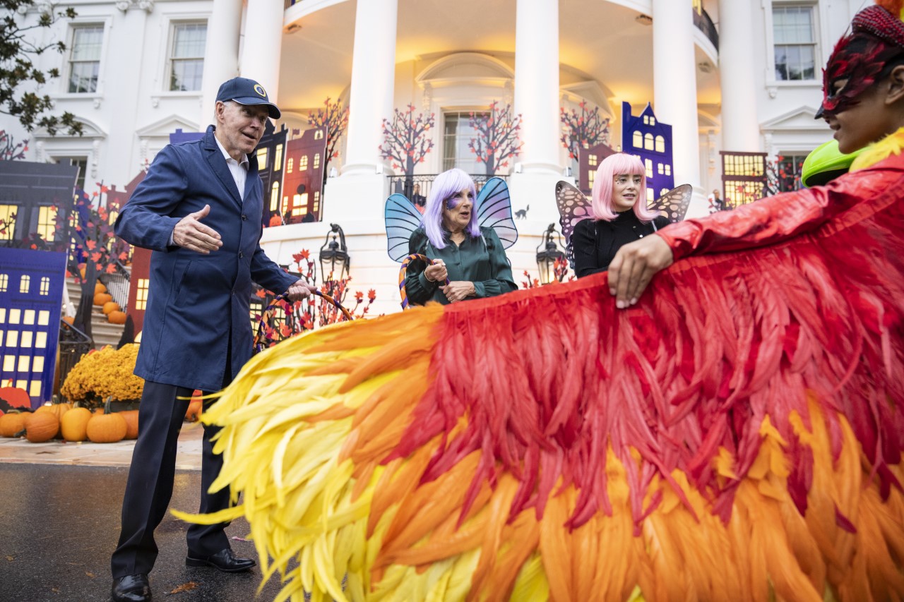 <p>Президентът Джо Байдън и първата дама Джил Байдън посрещнаха деца в Белия дом за Хелоуин, като за първи път от встъпването в длъжност бяха домакини на тържеството за празника</p>