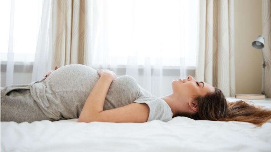 Ето какво се случва с бебето, когато спите по гръб по време на бременност