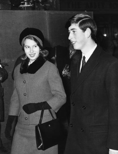 <p>17-годишният принц Чарлз заедно с 15-годишната си сестра принцеса Ан на служба в Уестминстърското абатство, 1965 г.</p>