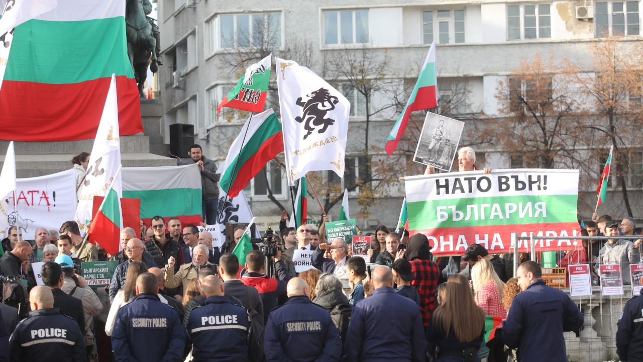 <p>&quot;Възраждане&quot; с протест пред Народното събрание срещу предложението България да предостави военна подкрепа на Украйна. Лозунгите на демонстрацията са &quot;НАТО вън&quot;, &quot;Не на войната&quot; и &quot;България - зона на мира&quot;.</p>