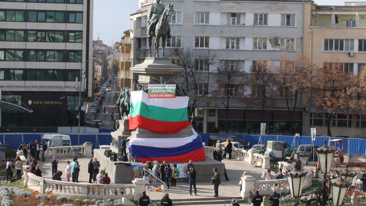 <p>Протестиращи&nbsp;разпънаха на паметника &quot;Цар Освободител&quot; и знаме на Русия под флага на България.</p>