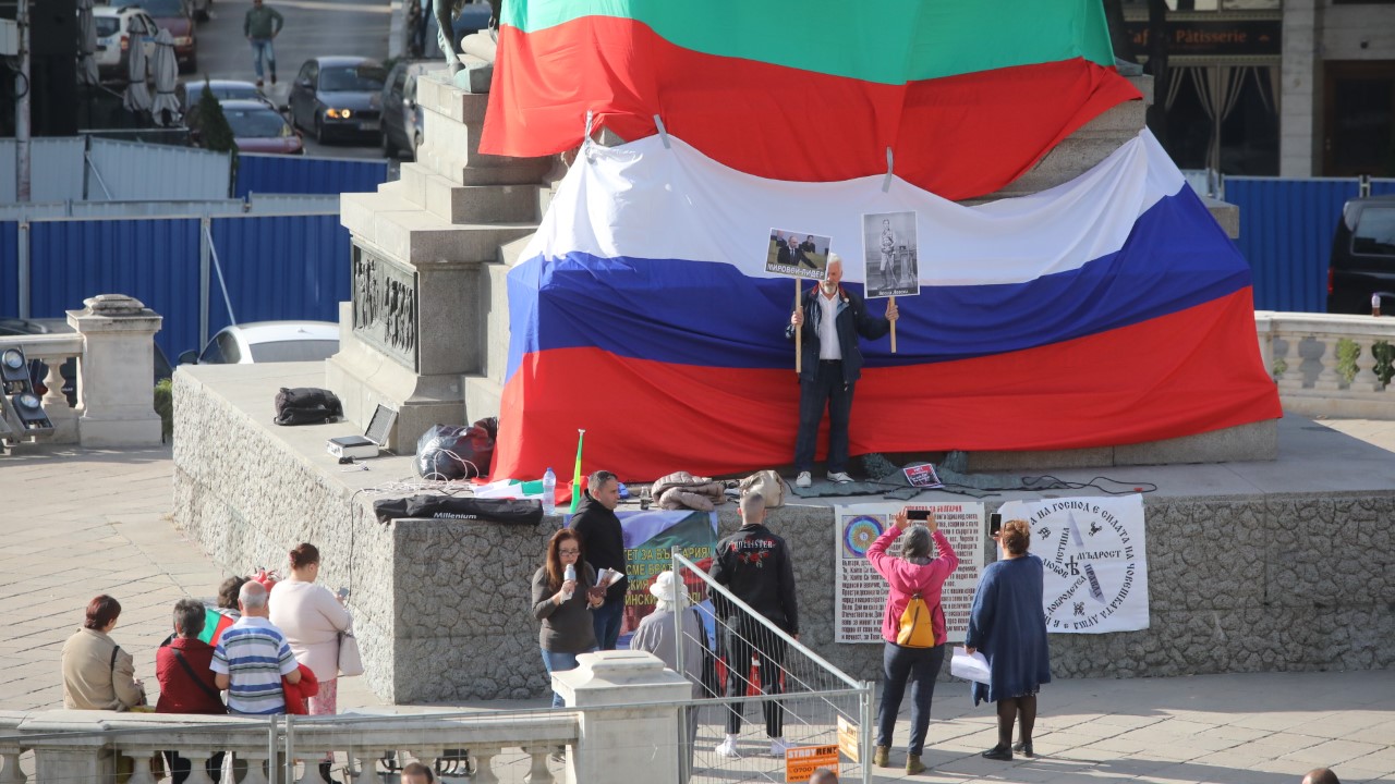 <p>Протестиращи&nbsp;разпънаха на паметника &quot;Цар Освободител&quot; и знаме на Русия под флага на България.</p>