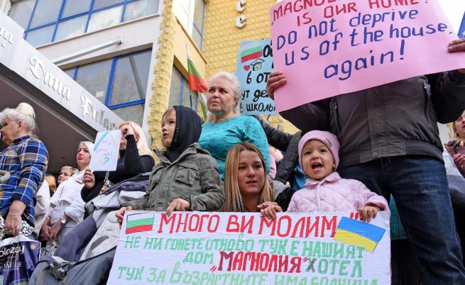 Украински бежанци протестират в Приморско (ВИДЕО)