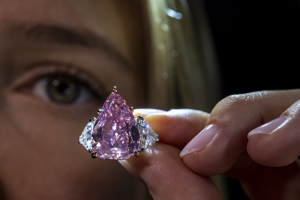 <p>&quot;Форчън&quot; е най-големият розов диамант с крушовидна форма, обявяван някога на търг. &quot;Цветът е изключителен. Това е истинско ярко розово.... Нещо, което не сме виждали тук, в &ldquo;Кристис&rdquo;, от доста време&rdquo;, признава Макс Фосет, ръководител на отдела за бижута в аукционна къща &quot;Кристис&quot; в Женева.</p>