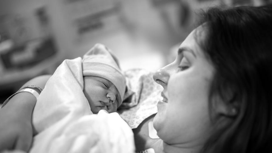 Първата среща между майка и бебе - вълшебният миг, който просълзява