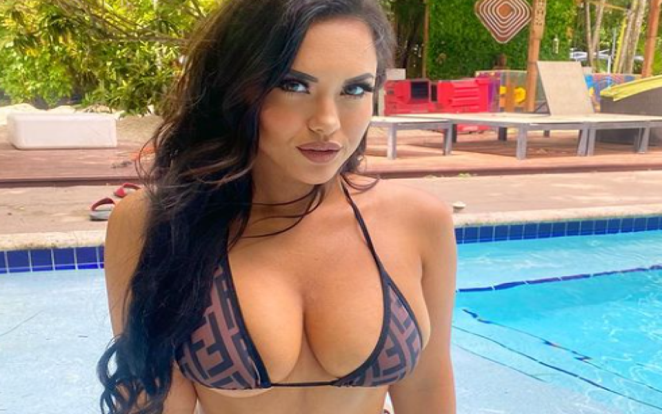 Американката Амбър Фийлдс е модел и ринг момиче в сериите BFKC. Тя