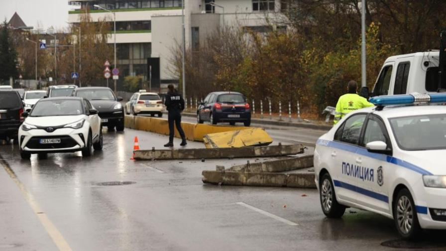 Дипломатически автомобил на САЩ катастрофира в София (СНИМКИ)
