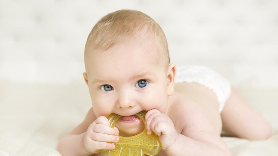 Сигурните признаци, че на бебето му растат първи зъби