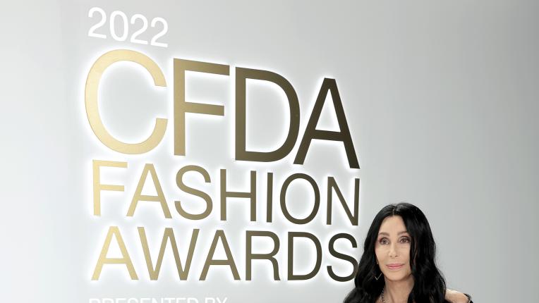  Шер е секси в черна кожена рокля на премиите на Съвета на американските фешън дизайнери (CFDA) 