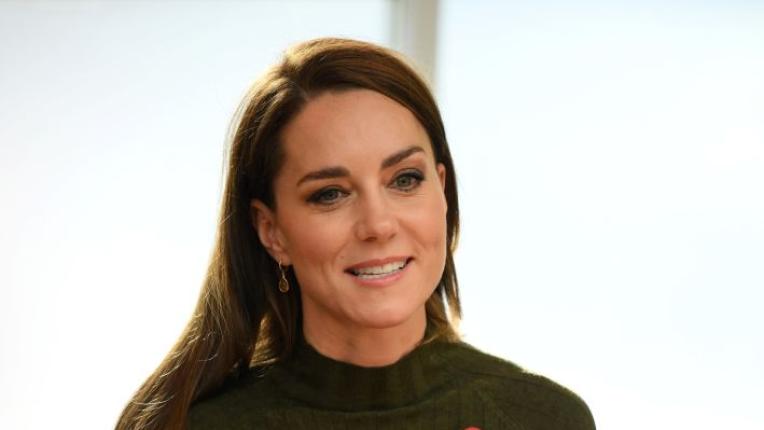  Кейт Мидълтън с монохромен тоалет във военно зелено 