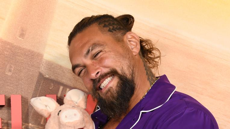  Джейсън Момоа с най-шантавата си визия на аления килим до момента 