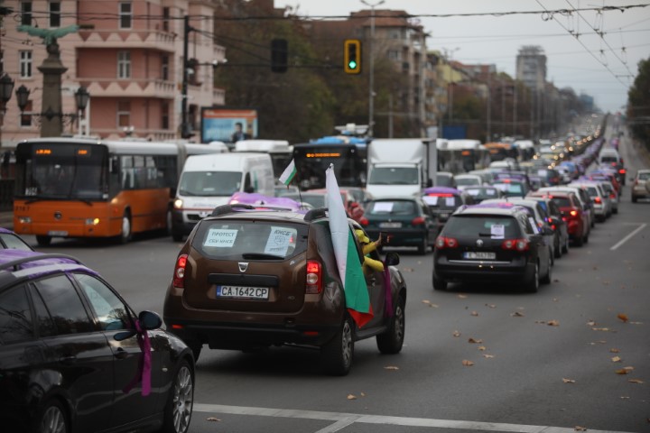 На протестно автошествие потеглиха синдикатите след митинга пред парламента