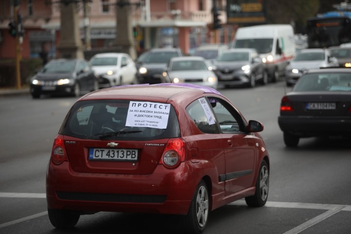 На протестно автошествие потеглиха синдикатите след митинга пред парламента