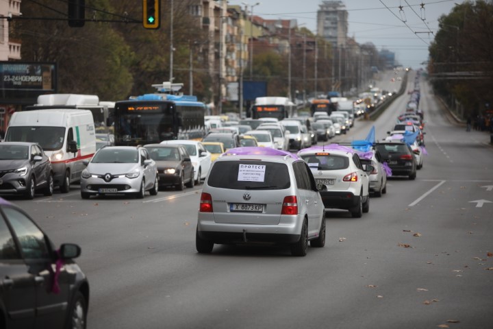 На протестно автошествие потеглиха синдикатите след митинга пред парламента