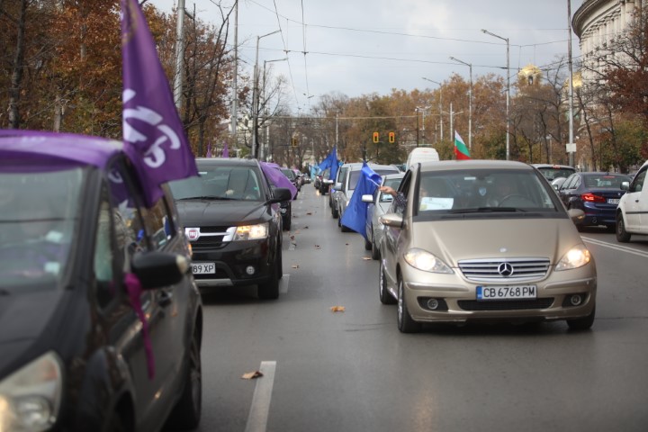 На протестно автошествие потеглиха синдикатите след митинга пред парламента