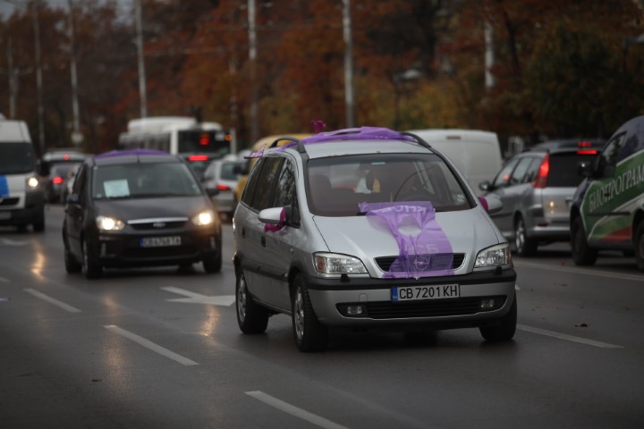 На протестно автошествие потеглиха синдикатите след митинга пред парламента